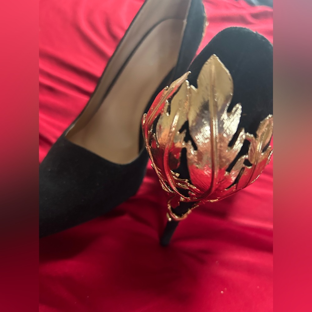 Golden heel pumps